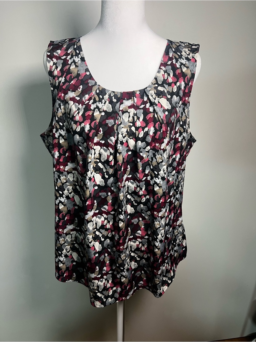 croft & barrow Black, Burgundy and Cream Abstract Print Sleeveless Top